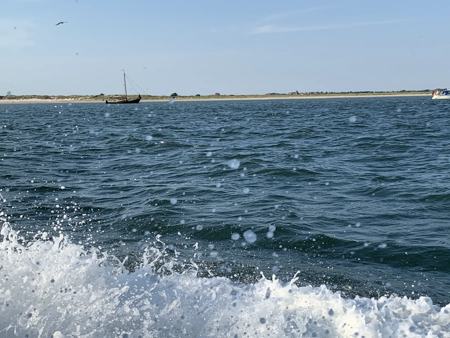 Blick über bewegtes Küstenwasser