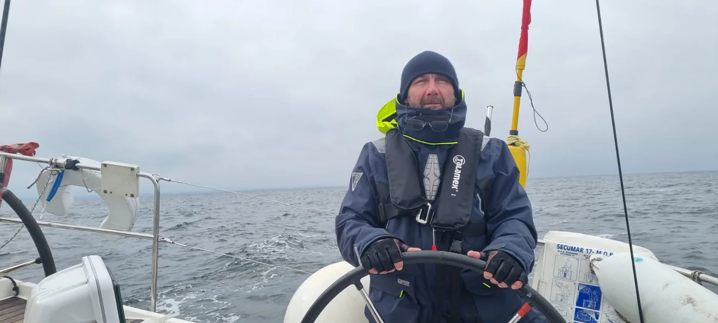 Schiffsführer am Steuer während eines Skippertrainings auf See